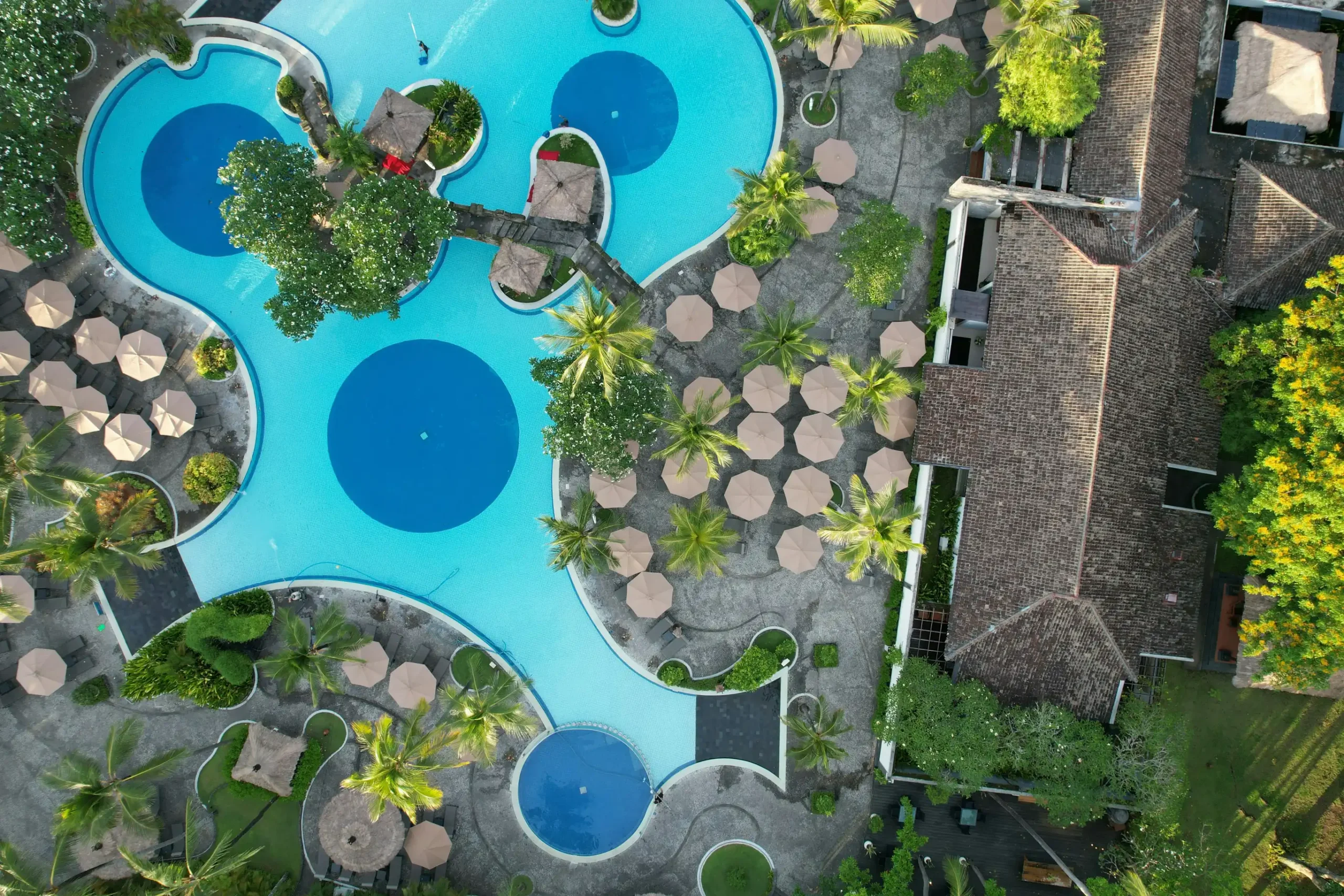 Luxury Resorts - Photo by antonio araujo via Unsplash+.
